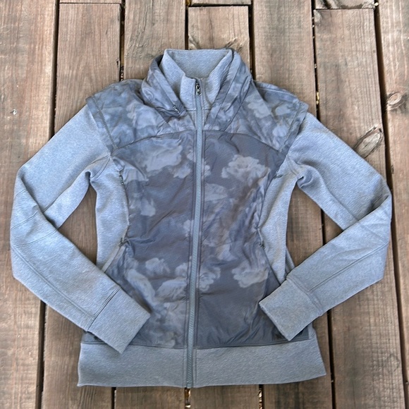lululemon athletica Sweaters - Lululemon Womens Gray Zip Up Jacket. No size tag- Women’s size 10/medium.